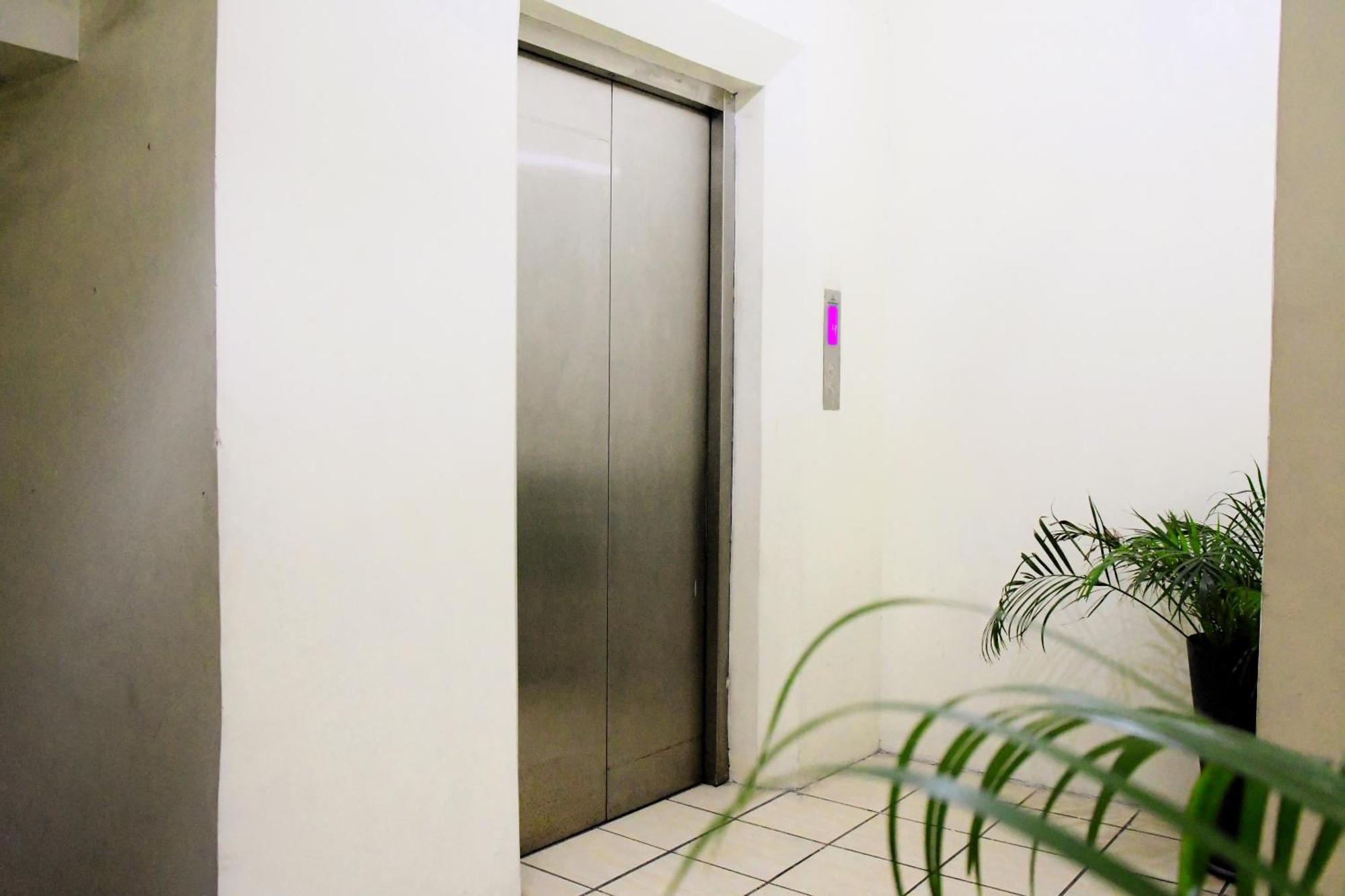 Arzo Hotel Makati Makati City Екстер'єр фото