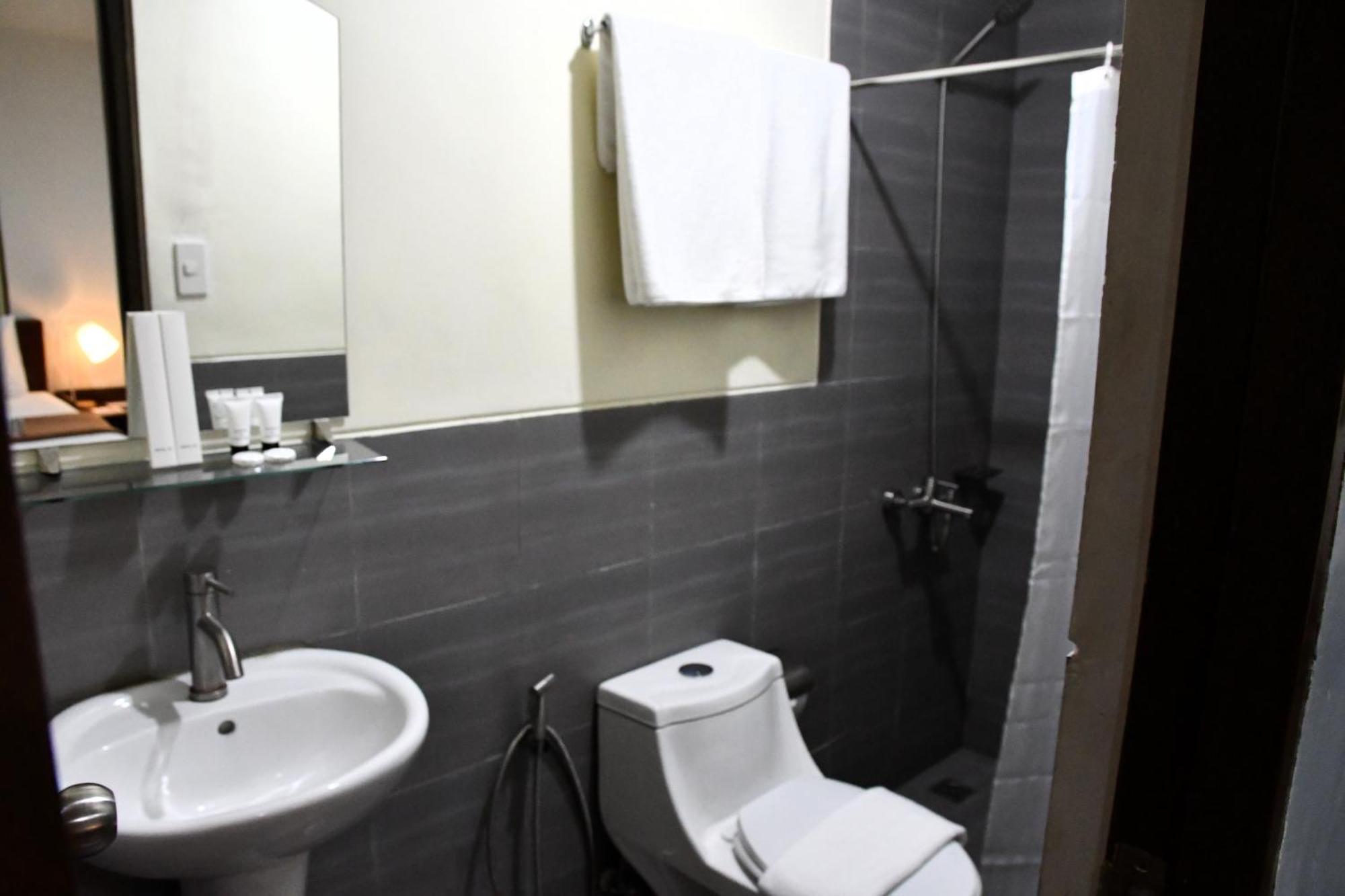 Arzo Hotel Makati Makati City Екстер'єр фото