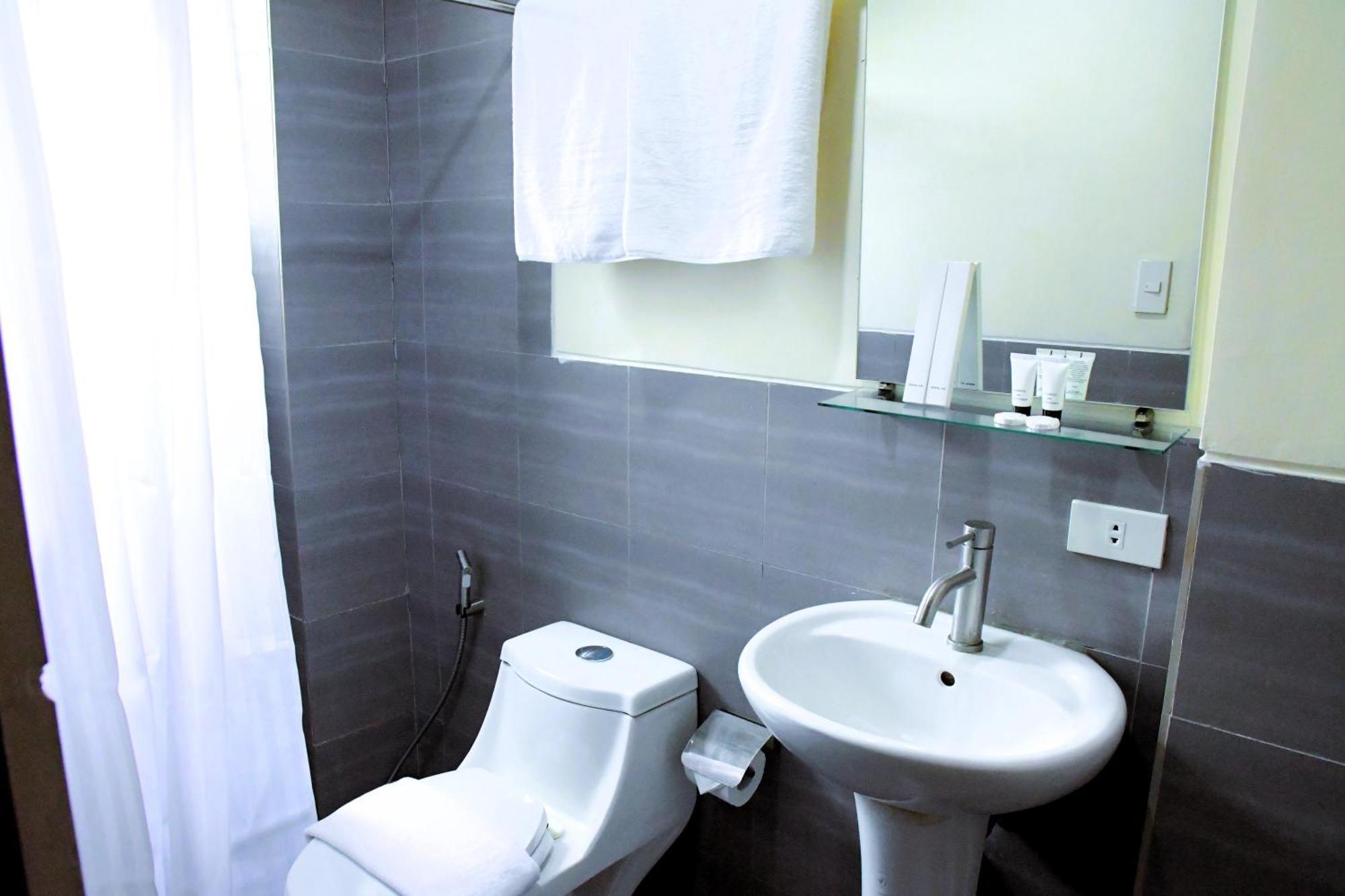 Arzo Hotel Makati Makati City Екстер'єр фото