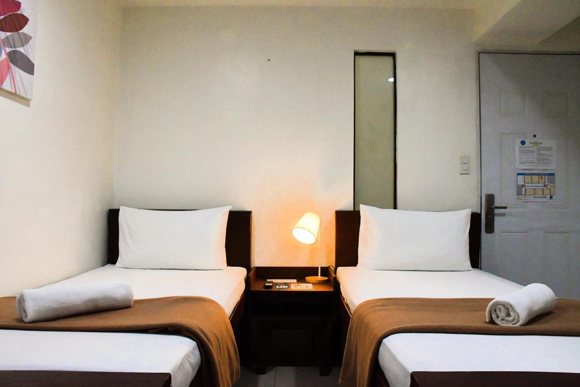 Arzo Hotel Makati Makati City Екстер'єр фото
