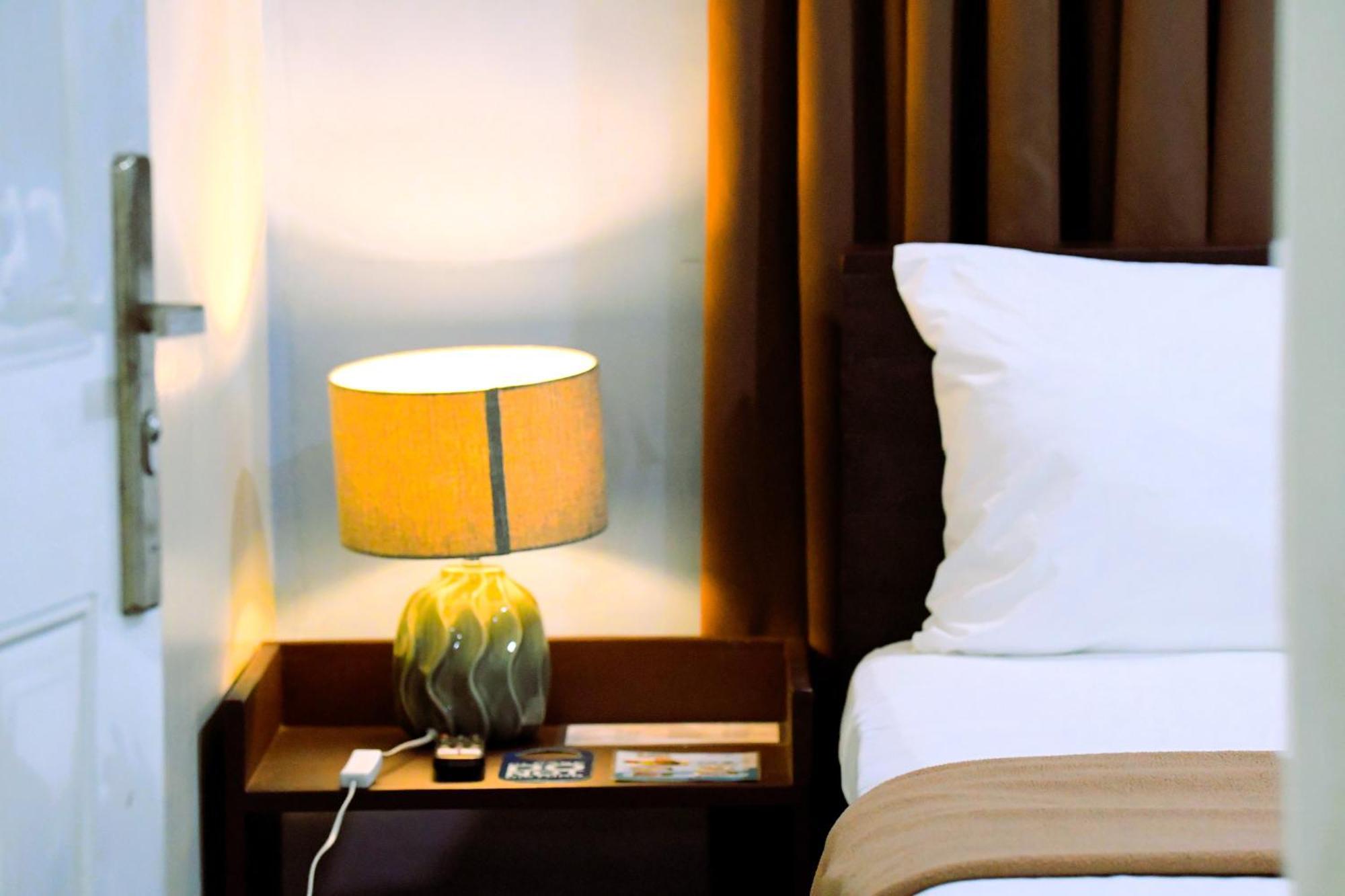 Arzo Hotel Makati Makati City Екстер'єр фото