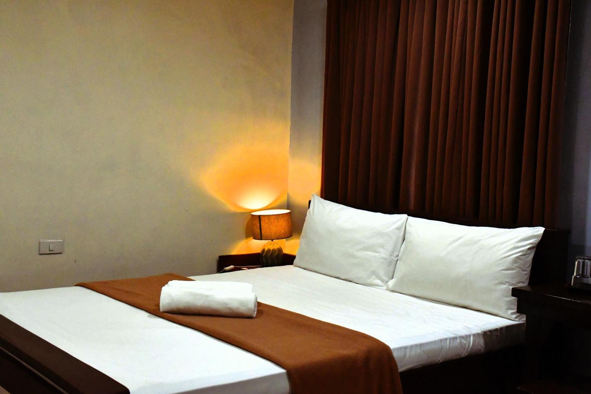 Arzo Hotel Makati Makati City Екстер'єр фото